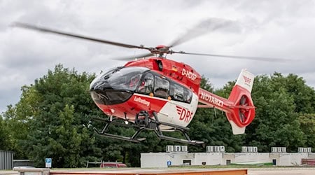 Der Autofahrer wurde laut einem Polizeisprecher per Hubschrauber zum Krankenhaus geflogen. (Symbolbild) / Foto: Daniel Karmann/dpa