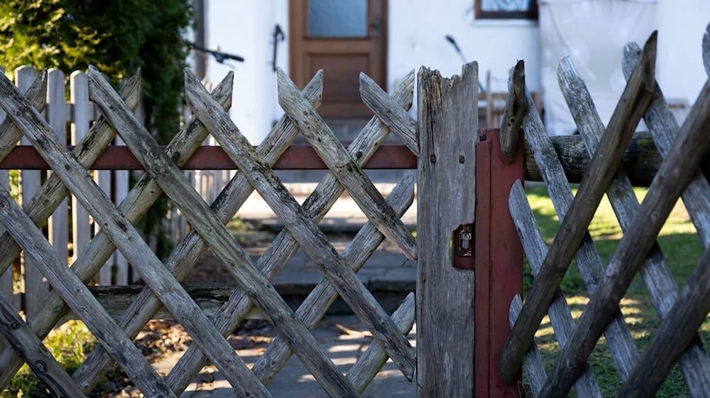 Zwei kleine Kinder wurden tot gefunden, die Mutter ist verletzt und steht unter Verdacht. / Foto: Sven Hoppe/dpa