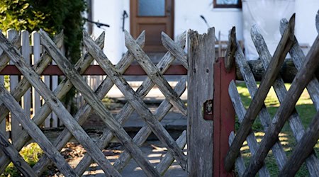 Zwei kleine Kinder wurden tot gefunden, die Mutter ist verletzt und steht unter Verdacht. / Foto: Sven Hoppe/dpa