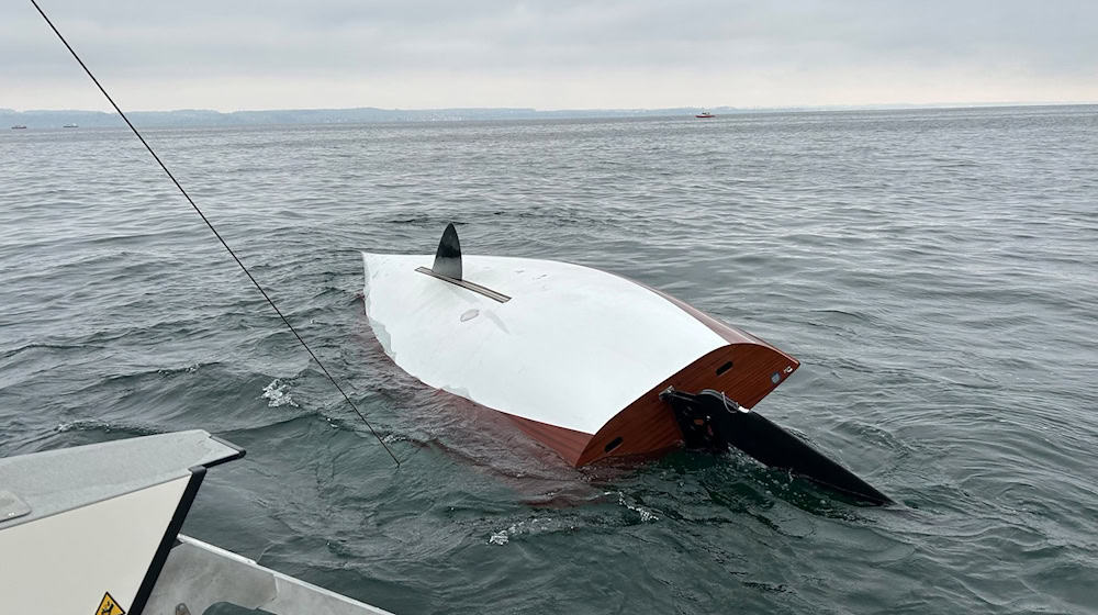 Vor der «Regatta der Eisernen» ist das Wettkampfboot zweier Segler gekentert. / Foto: -/Kantonspolizei Thurgau/dpa