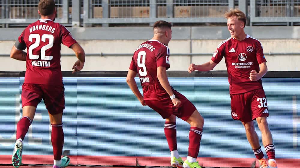 Tim Janisch (r.), hier beim Torjubel im Test gegen Juventus Turin im Sommer, hat sich im Training am Knie verletzt. / Foto: Daniel Karmann/dpa