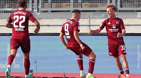 Tim Janisch (r.), hier beim Torjubel im Test gegen Juventus Turin im Sommer, hat sich im Training am Knie verletzt. / Foto: Daniel Karmann/dpa