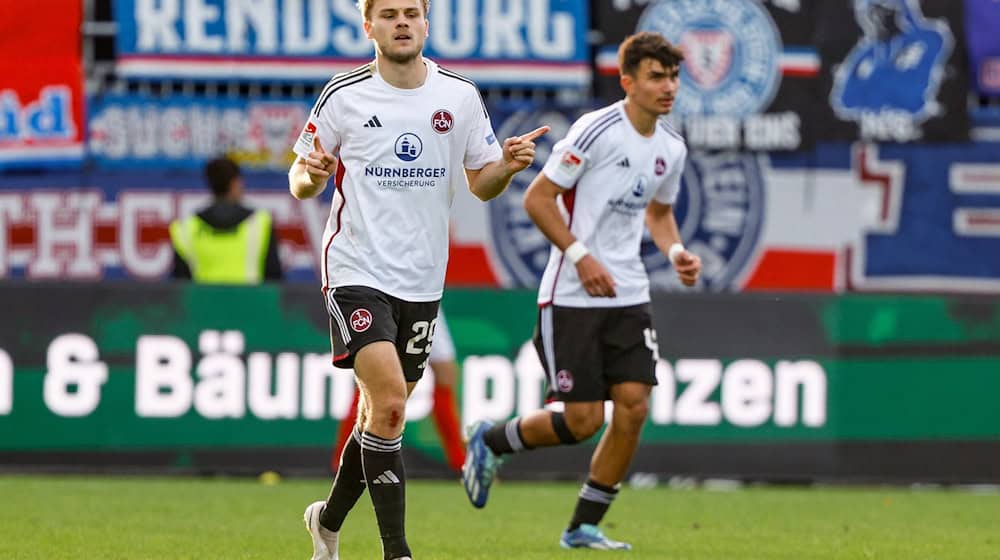 Tim Handwerker (l) verlässt den 1. FC Nürnberg. / Foto: Axel Heimken/dpa