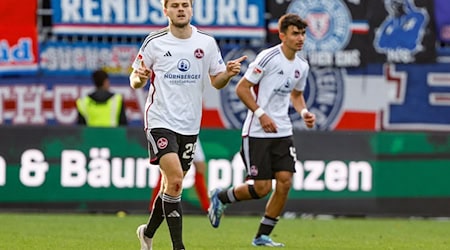 Tim Handwerker (l) verlässt den 1. FC Nürnberg. / Foto: Axel Heimken/dpa