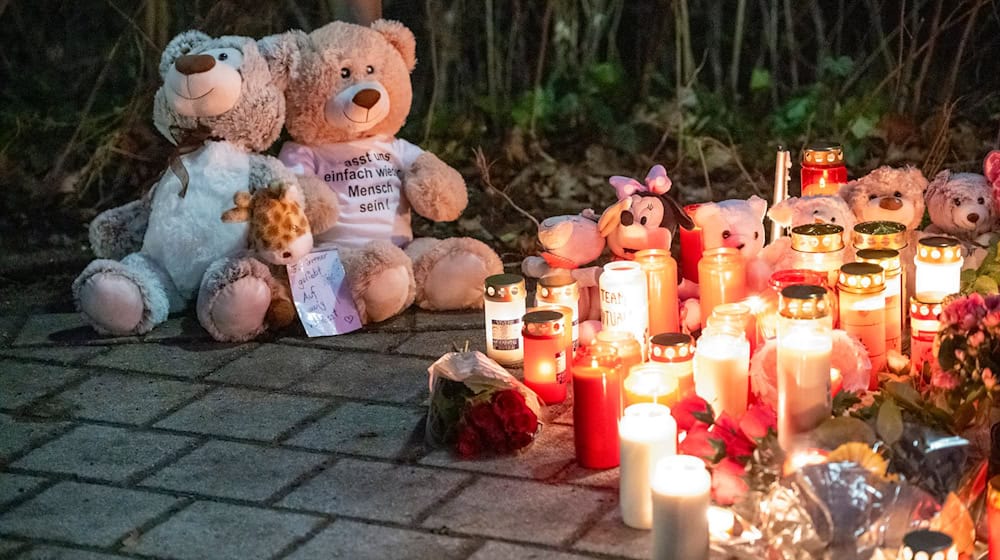 Jemand hat Teddybären neben die Kerzen gesetzt. / Foto: Daniel Vogl/dpa