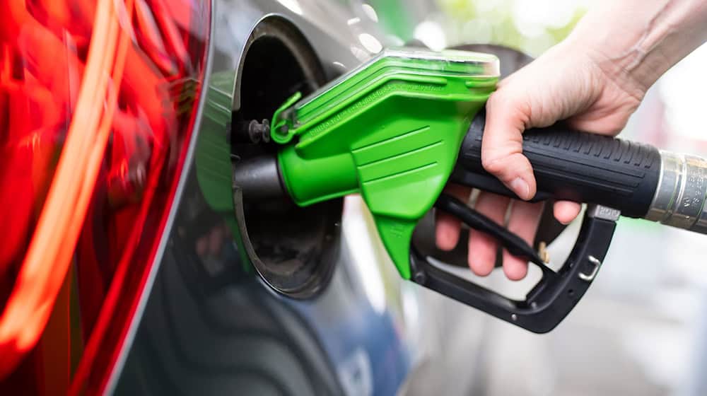 Fast umsonst konnten Autofahrer ihre Fahrzeuge an einer Tankstelle im Allgäu betanken. (Symbolbild) / Foto: Sven Hoppe/dpa