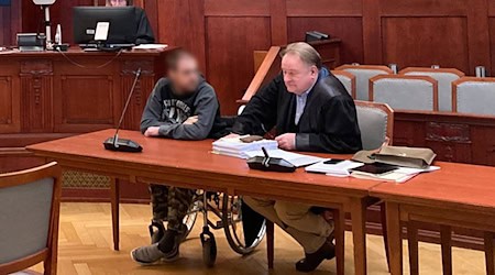 Zu den Vorwürfen wollte der Angeklagte zum Prozessauftakt vor dem Landgericht Bayreuth keine Angaben machen. / Foto: Sebastian Schlenker/dpa