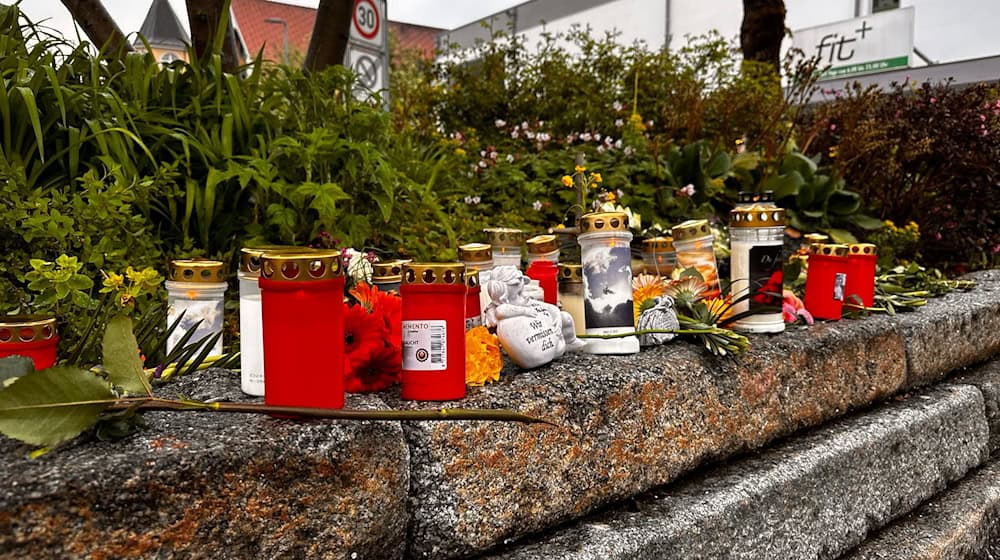 Nach dem Tod des Obdachlosen zeigten viele Einwohner Immenstadts ihre Trauer mit Kerzen und Blumen. (Archivbild) / Foto: Lisa Hild/dpa