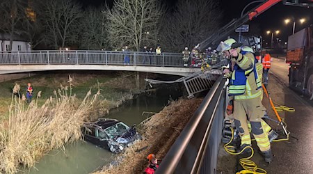 Glück im Unglück für den Fahrer des Autos.  / Foto: Goppelt/vifogra/dpa