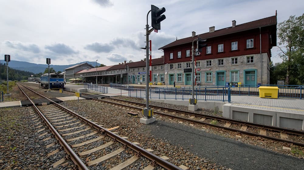 Hier sollen bereits ab 2029 elektrische Züge aus Richtung Prag ankommen: der tschechische Teil des Grenzbahnhofs in Bayerisch Eisenstein (Zelezna Ruda-Alzbetin). (Archivbild) / Foto: picture alliance / Matthias Balk/dpa