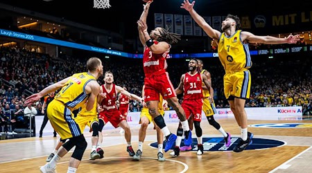 Bayerns Carsen Edwards steigt gegen Alba zum Korb hoch. / Foto: Julius Frick/dpa