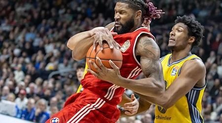 Bayerns Devin Booker sichert den Ball vor Albas David McCormack / Foto: Andreas Gora/dpa