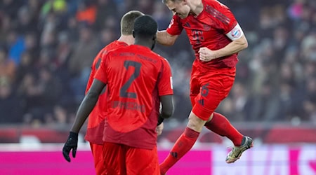 Joshua Kimmich (r) jubelt nach seinem Tor zum 5:0. / Foto: Sven Hoppe/dpa