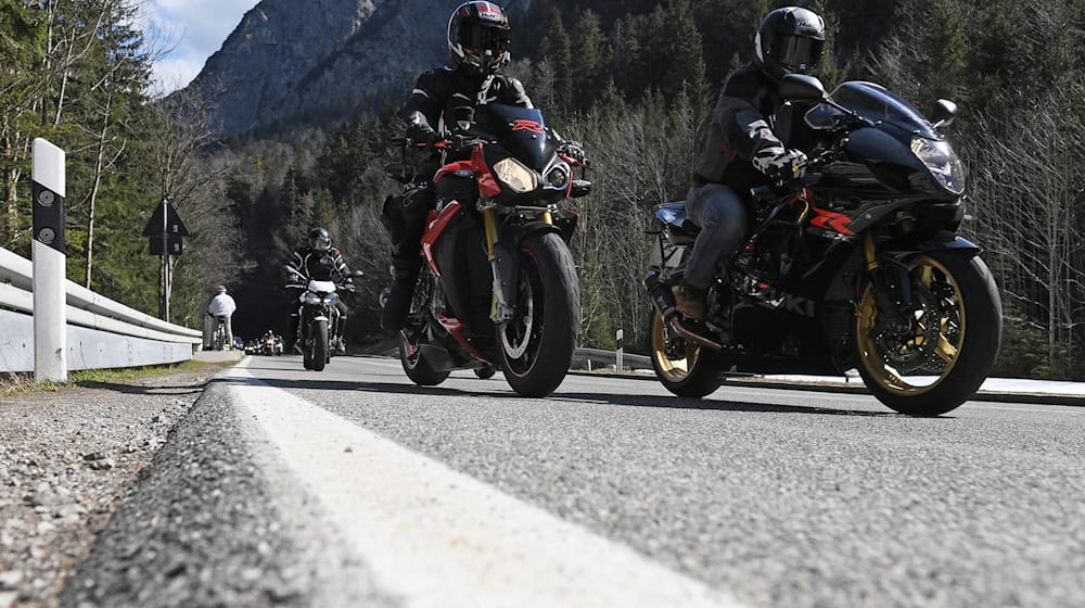 Teilnehmer fahren bei einer Motorrad-Demo auf dem Kesselberg. Die Demo richtete sich gegen das Fahrverbot für Motorräder auf der Kesselbergstraße. Trotz des Protestes der Betroffenen wird die zeitweise Sperrung der Strecke nun fortgeführt. (Archivfoto) / Foto: Angelika Warmuth/dpa