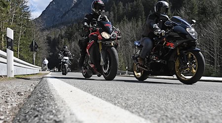 Teilnehmer fahren bei einer Motorrad-Demo auf dem Kesselberg. Die Demo richtete sich gegen das Fahrverbot für Motorräder auf der Kesselbergstraße. Trotz des Protestes der Betroffenen wird die zeitweise Sperrung der Strecke nun fortgeführt. (Archivfoto) / Foto: Angelika Warmuth/dpa