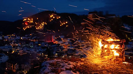 Der Himmel über Pottenstein wird erhellt. / Foto: Pia Bayer/dpa