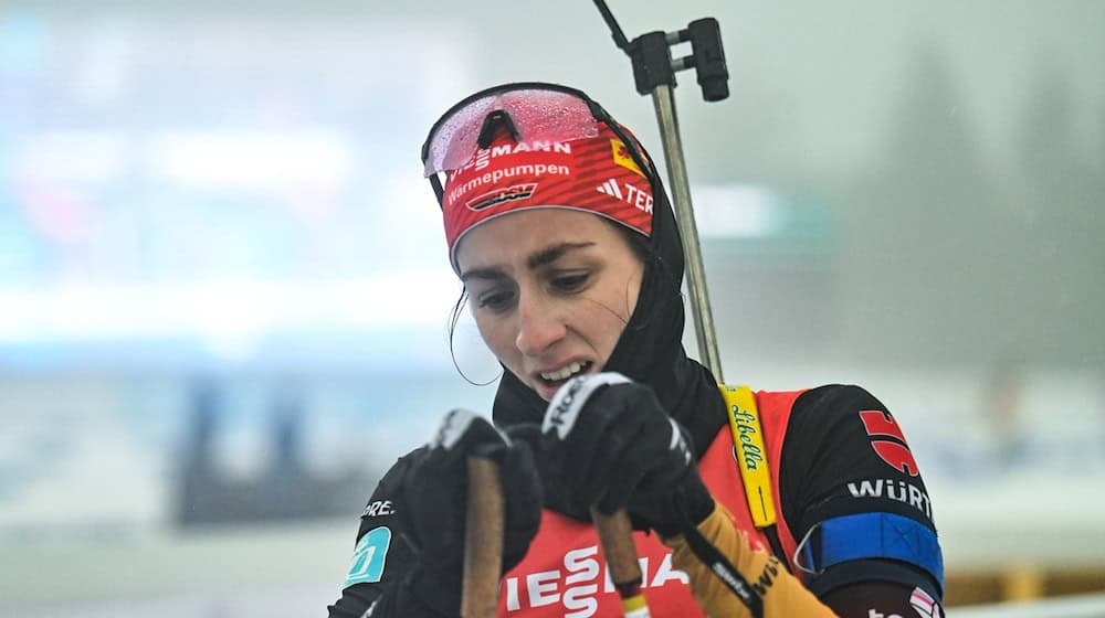 Vanessa Voigt kommt in Oberhof erschöpft ins Ziel. / Foto: Martin Schutt/dpa