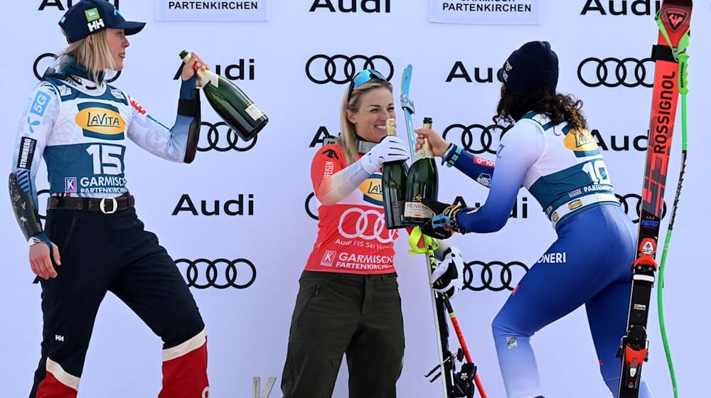 Lara Gut-Behrami (Mitte) und Federica Brignone (rechts) konnten in Garmisch gewinnen. / Foto: Angelika Warmuth/dpa