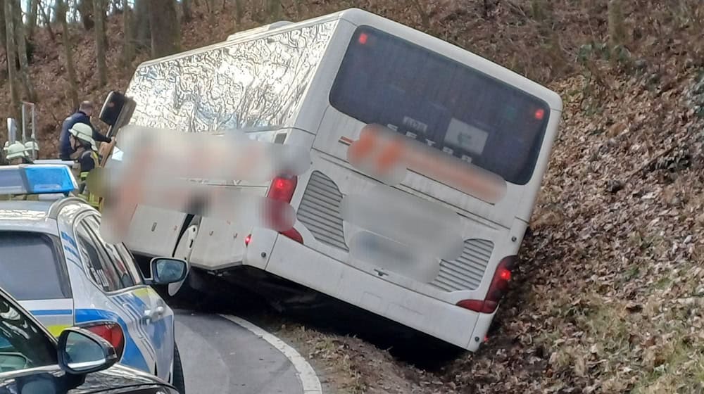 Ein Bus mit Schülerinnen und Schülern rutscht in den Graben - es geht glimpflich aus.   / Foto: Markus Zechbauer/zema-medien/dpa