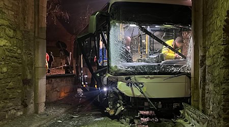 Ob der Busfahrer bei Straßenglätte zu schnell unterwegs war, soll nun ein Gutachter klären. / Foto: Pascal H./NEWS5/dpa