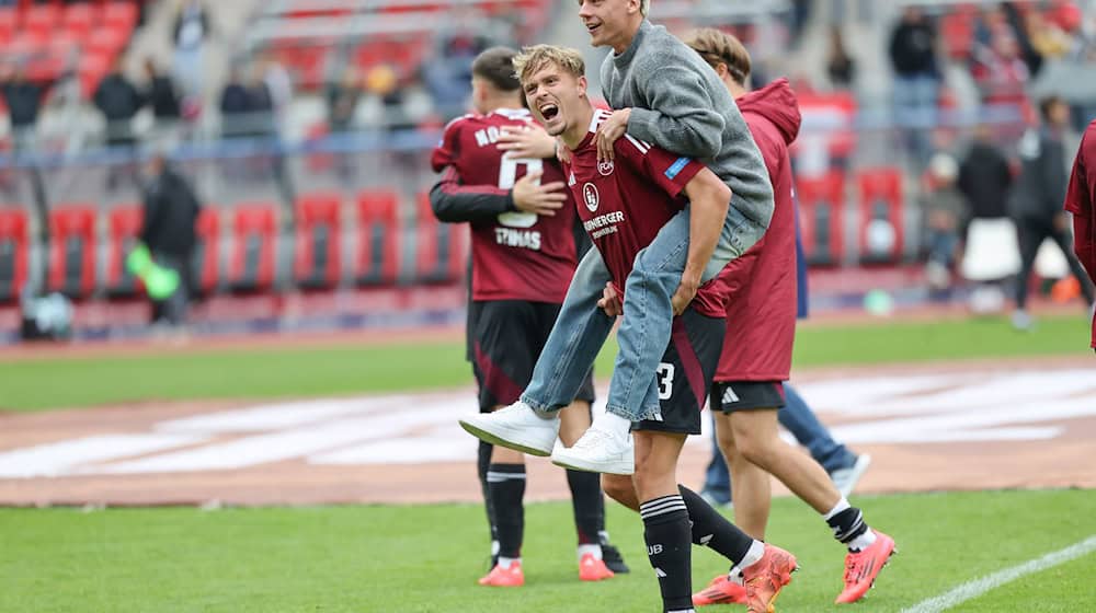 Nick Seidel (l) soll langfristig eine tragende Rolle beim FCN übernehmen. / Foto: Daniel Löb/dpa