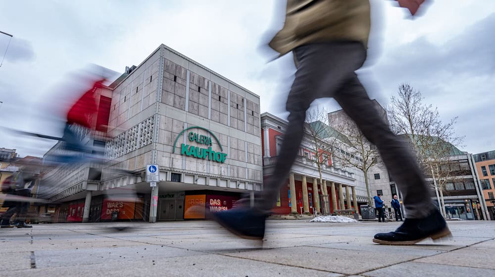 Der Stadtrat Regensburg diskutiert über die künftige Nutzung des ehemaligen Galeria Kaufhof-Gebäudes in der Innenstadt. (Archivbild) / Foto: Armin Weigel/dpa