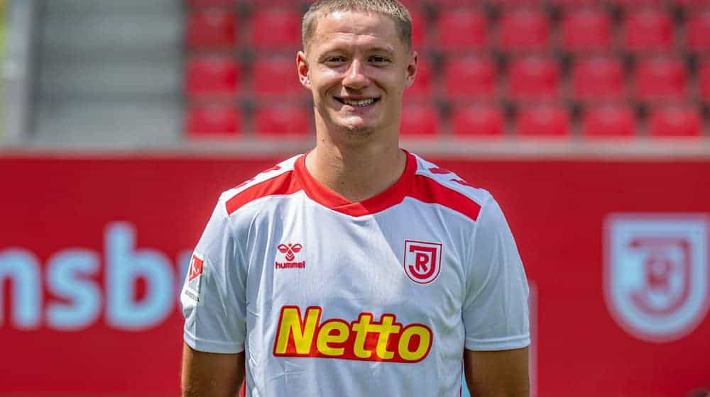 Tobias Eisenhuth wechselt aus Regensburg in die 3. Fußball-Liga. / Foto: Armin Weigel/dpa