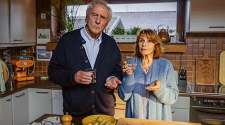 Günther und Marianne wollen raus aus der trostlosen Routine. / Foto: Jürgen Olczyk/ARD Degeto Film/Relevant Filmproduktion/dpa