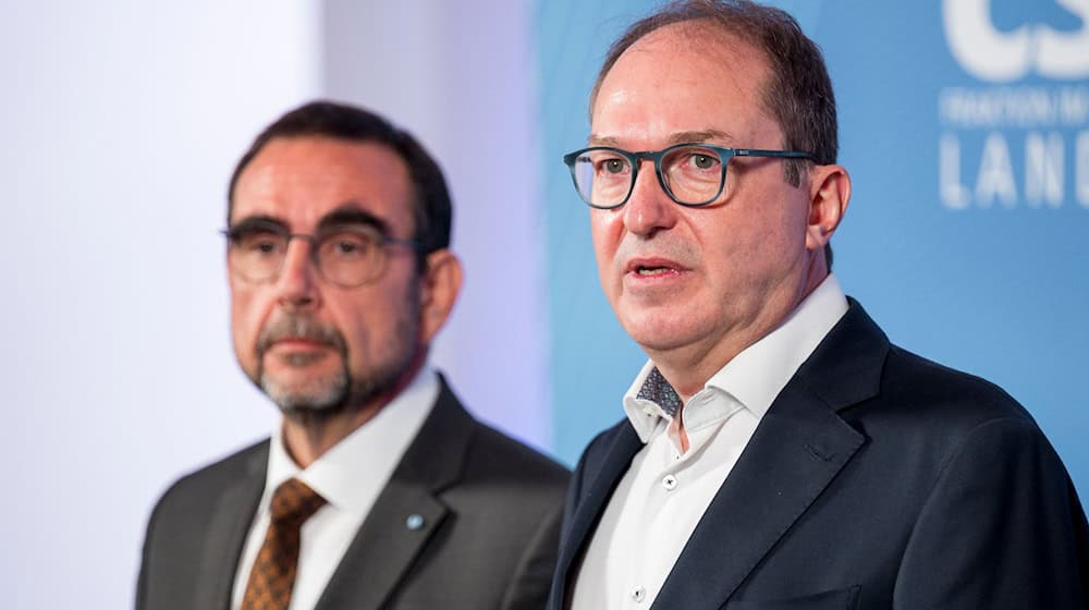 Die CSU-Politiker Alexander Dobrindt (rechts) und Klaus Holetschek lehnen Sozialbeiträge auf Kapitalerträge kategorisch ab.  / Foto: Daniel Vogl/dpa