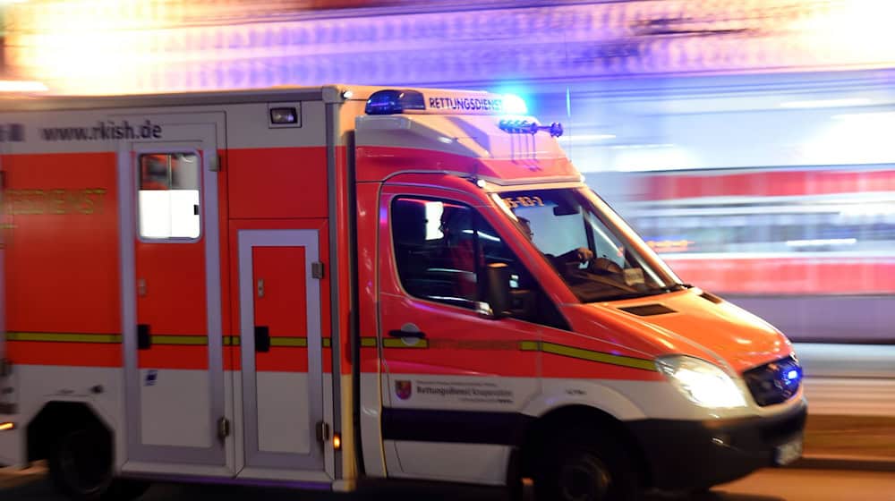 Nach einem handfesten Streit wird ein Mann ins Krankenhaus gebracht - kurz darauf verletzt auch er seinen Peiniger. (Symbolbild) / Foto: Carsten Rehder/dpa