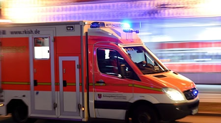 Nach einem handfesten Streit wird ein Mann ins Krankenhaus gebracht - kurz darauf verletzt auch er seinen Peiniger. (Symbolbild) / Foto: Carsten Rehder/dpa