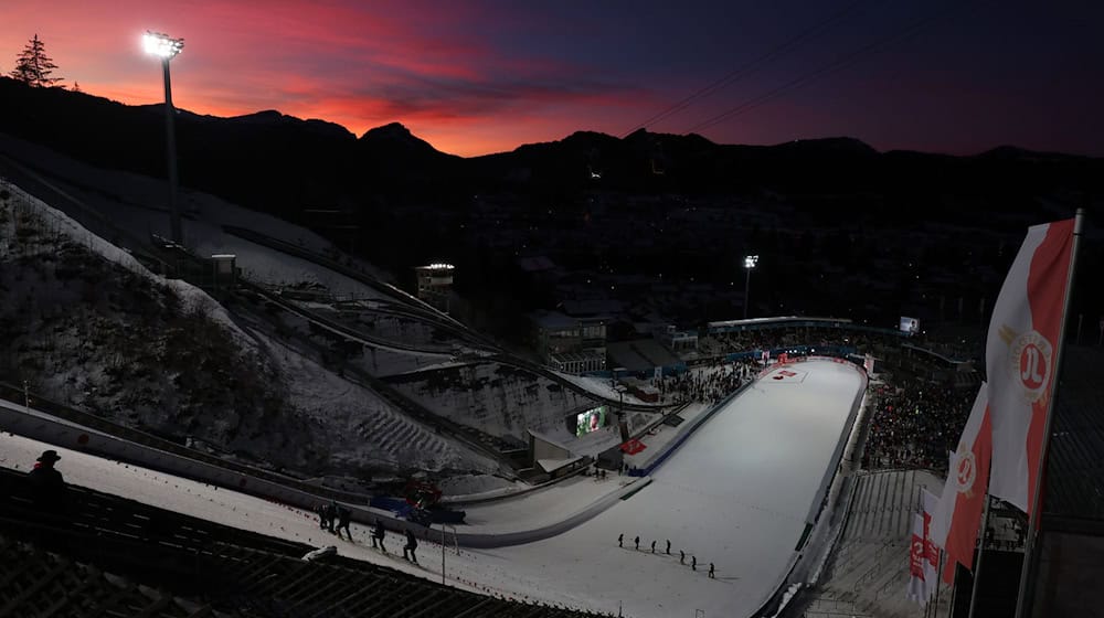 Die fast leere Arena in Oberstdorf. / Foto: Karl-Josef Hildenbrand/dpa