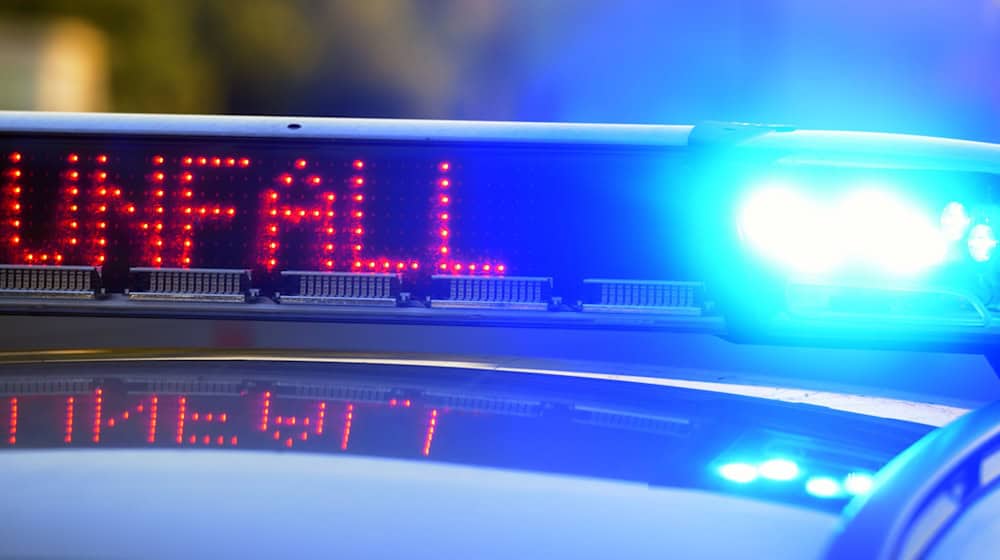 Mindestens ein Mensch stirbt bei Unfallserie auf Autobahn bei Regensburg auf eisglatter Fahrbahn. (Symbolbild) / Foto: Stefan Puchner/dpa