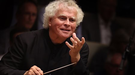 Sir Simon Rattle will das Preisgeld für den Siemens Musikpreis in ein Orchesterprojekt stecken. / Foto: Karl-Josef Hildenbrand/dpa