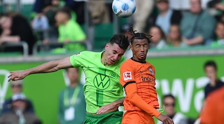  Cédric Zesiger (l) wechselt auf Leihbasis zum FC Augsburg. / Foto: Swen Pförtner/dpa