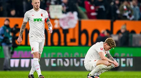 Jeffrey Gouweleeuw (l) lässt sich auch von einer gebrochenen Hand nicht stoppen. / Foto: Tom Weller/dpa