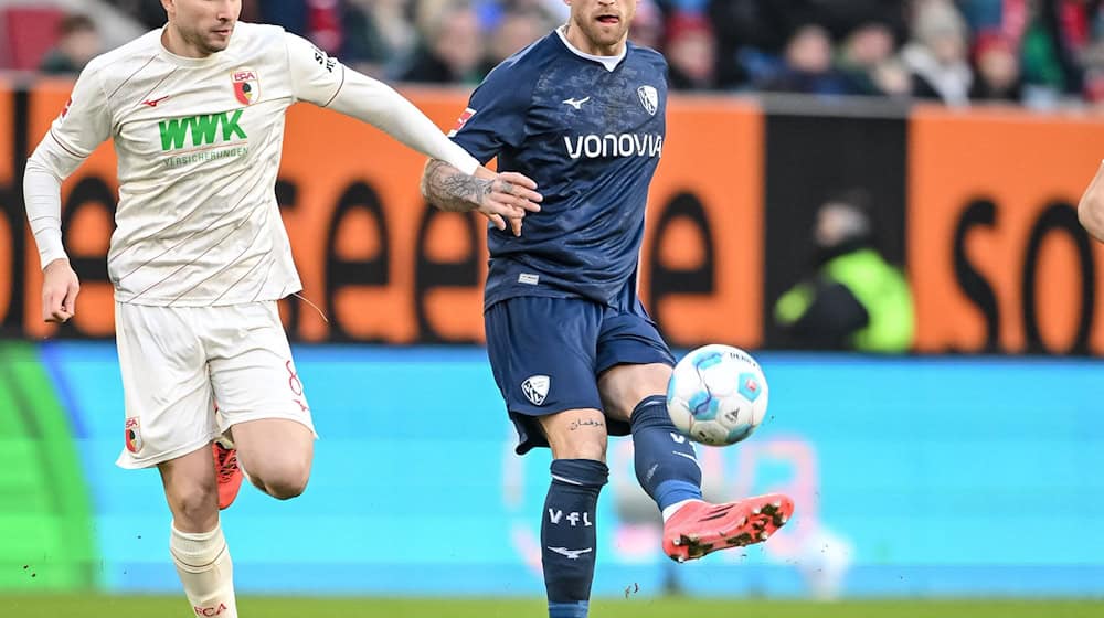 Traf für den FC Augsburg:  Elvis Rexhbecaj (l). / Foto: Harry Langer/dpa