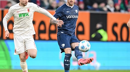 Traf für den FC Augsburg:  Elvis Rexhbecaj (l). / Foto: Harry Langer/dpa