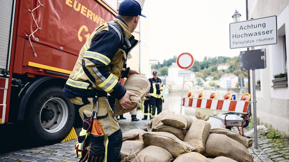 Zahlreiche Feuerwehrleute waren beim Hochwasser 2024 im Einsatz. (Archivbild) / Foto: Tobias C. Köhler/dpa