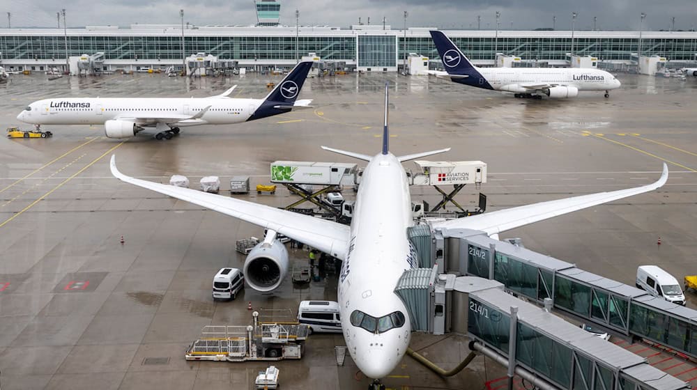 Das Terminal 2 des Münchner Flughafens soll bis Ostern deutlich mehr Abfertigungskapazität zur Verfügung haben. (Archivbild) / Foto: Peter Kneffel/dpa