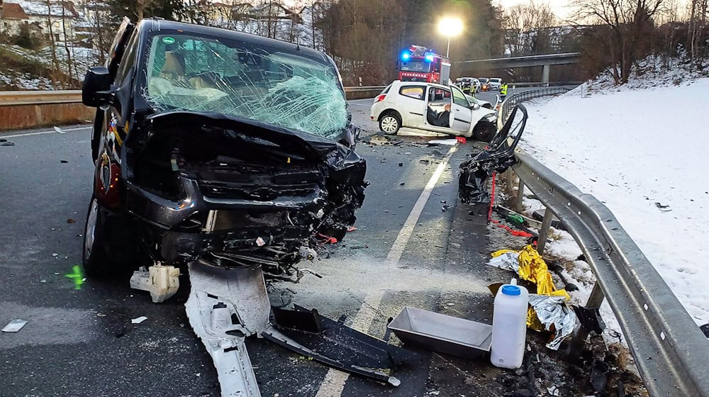 Bei einem Zusammenstoß im niederbayerischen Röhrnbach ist eine Frau getötet und ein Mann schwer verletzt worden.  / Foto: Helmuth Riedl/zema-medien.de/dpa