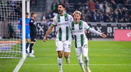 Kleindienst (l.) und Gladbach treffen auf die Bayern. / Foto: David Inderlied/dpa