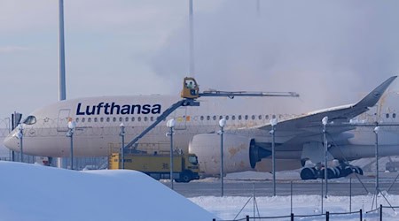 Am Flughafen in München müssen Maschinen enteist werden. (Archivbild) / Foto: Matthias Schrader/AP/dpa