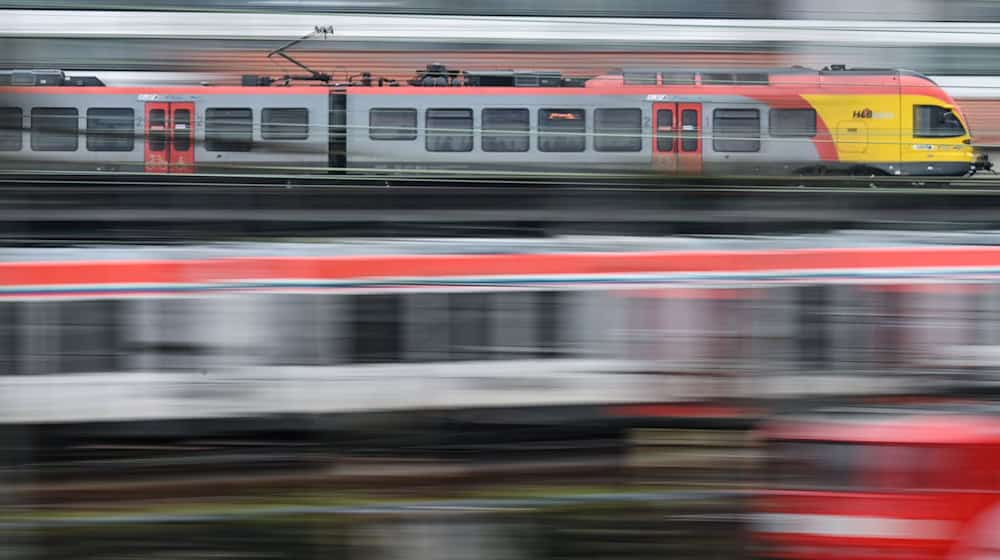 Bahnreisende auf der Strecke zwischen München und Mühldorf am Inn müssen in den Sommerferien auf Busse umsteigen. (Illustration)  / Foto: Arne Dedert/dpa