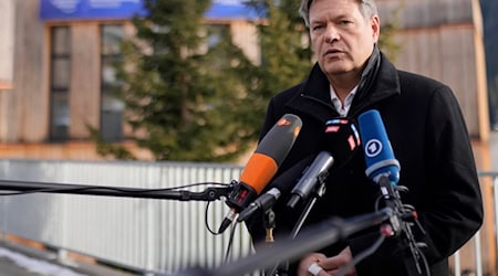 Habeck fordert kompromisslose Ursachenforschung. / Foto: Markus Schreiber/AP/dpa