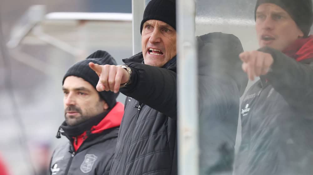 Heiko Herrlich (M) ist als Trainer bei der SpVgg Unterhaching zurück. / Foto: Daniel Löb/dpa