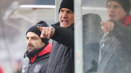 Heiko Herrlich (M) ist als Trainer bei der SpVgg Unterhaching zurück. / Foto: Daniel Löb/dpa