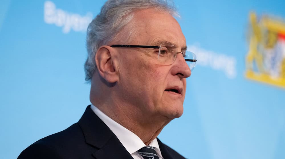 Bayerns Innenminister Joachim Herrmann (CSU) nahm die bayerischen Behörden gegen Kritik aus der Bundesregierung in Schutz. (Archivbild) / Foto: Sven Hoppe/dpa