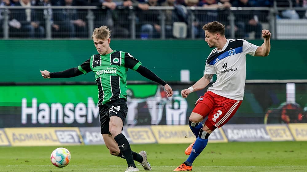 Marco John (l) wechselt ablösefrei zur SpVgg Greuther Fürth. Dorthin war er bereits einmal ausgeliehen. / Foto: Axel Heimken/dpa