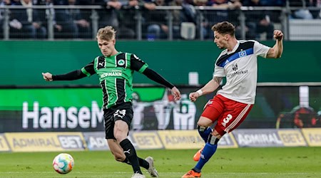 Marco John (l) wechselt ablösefrei zur SpVgg Greuther Fürth. Dorthin war er bereits einmal ausgeliehen. / Foto: Axel Heimken/dpa